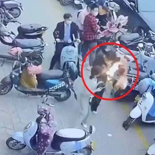 Samsung phone catches fire inside the bag and bursts into flames