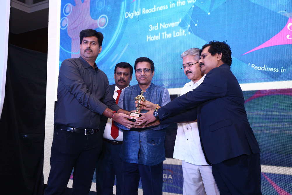 AARVEE COMPUTERS is awarded as the BEST RESELLER-MUMBAI is being awarded by Vinit Goenka, Member-IT Taskforce, Ministries of Shipping, Road Transport 
