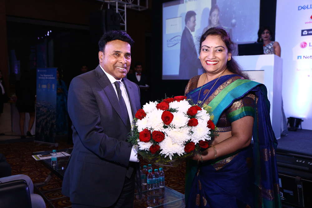 Felicitating the Guest Speaker Mr. Dan Mishra, Chairman and CEO- CSDC and Executive Chairman- ICAD  Investments LLC