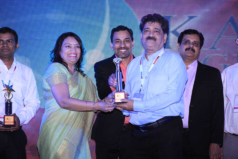 Maxtone Electronics receiving the award for the Best IT Service Provider at VAR Symposium - 17th Star Nite Awards 2018