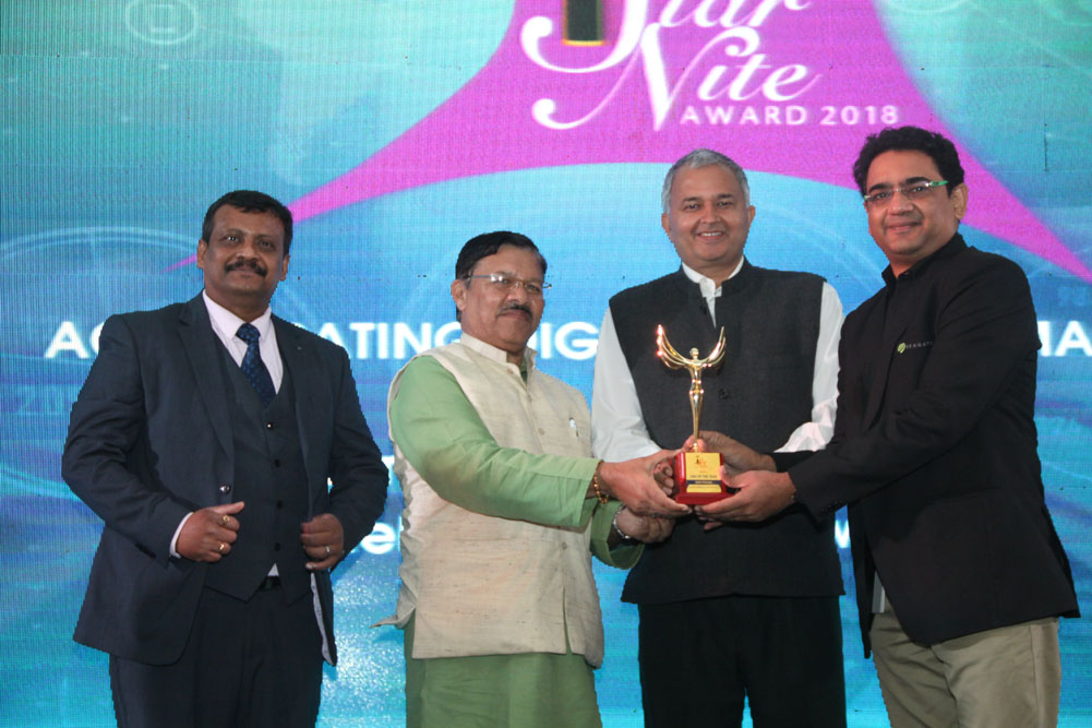 Rishi Prashad from Seagate Technology receiving the Best CMO Award at 17th Star Nite Awards 2018.
