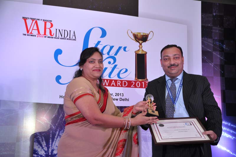 amtrak-technologies-while-receiving-award-as-the-best-education-tablets-being-awarded-by-ms-s-mohini-ratna-editor-var-india_11167371946_o