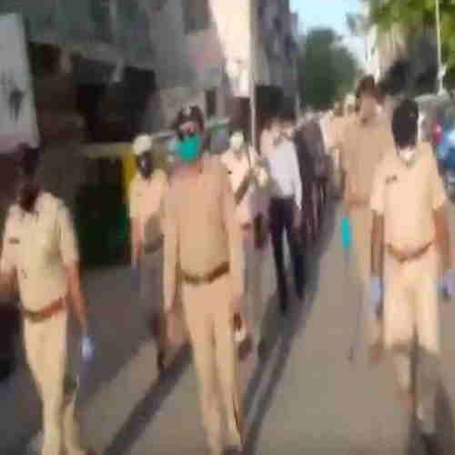 Ahmedabad residents express gratitude towards cops on duty, shower flowers  Ahmedabad residents express gratitude towards cops on duty, shower flowers