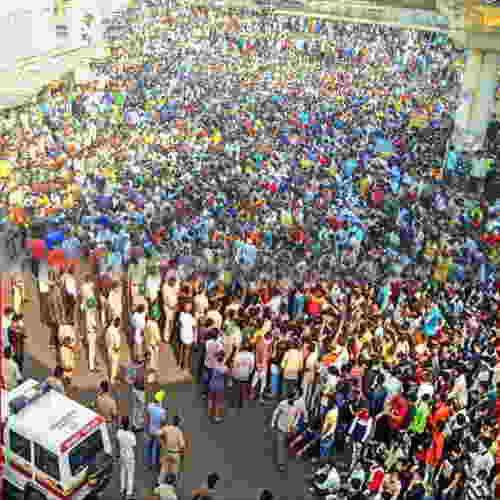 FIR filed against 1,000 people over Bandra incident, lathicharge to control the crowd FIR filed against 1,000 people over Bandra incident, lathicharge to control the crowd