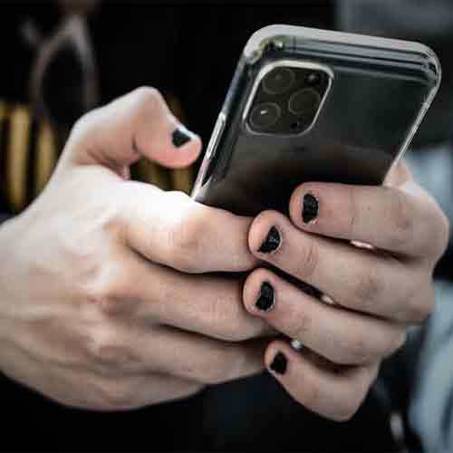 Offline retailers accuse handset companies of diverting stocks to online channels