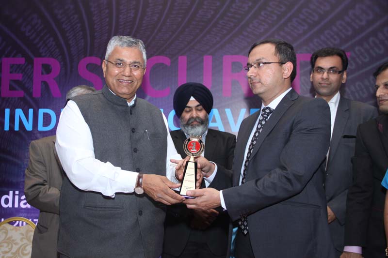 Shri. P.P. Chaudhary, MoS for Electronics & IT, Law & Justice, Govt of India giving memento to Mr. Anyesh Roy, DCP,Cyber crime- Delhi Police