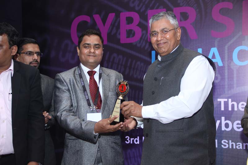 Shri. P.P. Chaudhary, MoS for Electronics & IT, Law & Justice, Govt of India giving memento to Mr. Anil Dhawas, Civil Judge Senior Division & Addition