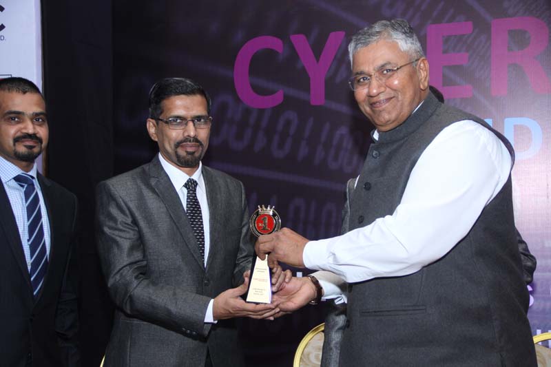 Shri. P.P. Chaudhary, MoS for Electronics & IT, Law & Justice, Govt of India giving memento to Mr. Samir S. Kanthale, Joint Director, Judicial Officer