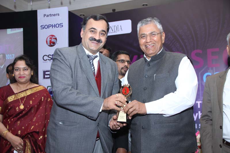 Shri. P.P. Chaudhary, MoS for Electronics & IT, Law & Justice, Govt of India giving memento to Mr. Pavan Duggal, Founder & Chairman, International Com