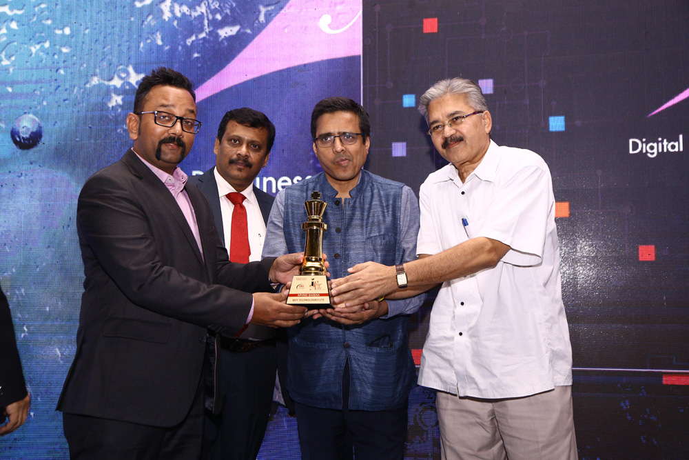 ARVIND SAXENA, GROUP MARKETING HEAD-SIFY TECHNOLOGIES LTD is recognised with CMO leadership award 2017, being presented by Vinit Goenka, Member-IT Tas