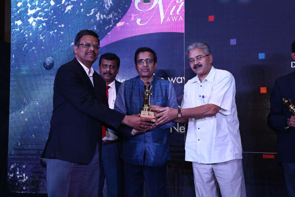 PARAG AMALNEKAR,DIRECTOR-MARKETING-NETAPP INDIA is recognised with CMO leadership award 2017, being presented by Vinit Goenka, Member-IT Taskforce, Mi