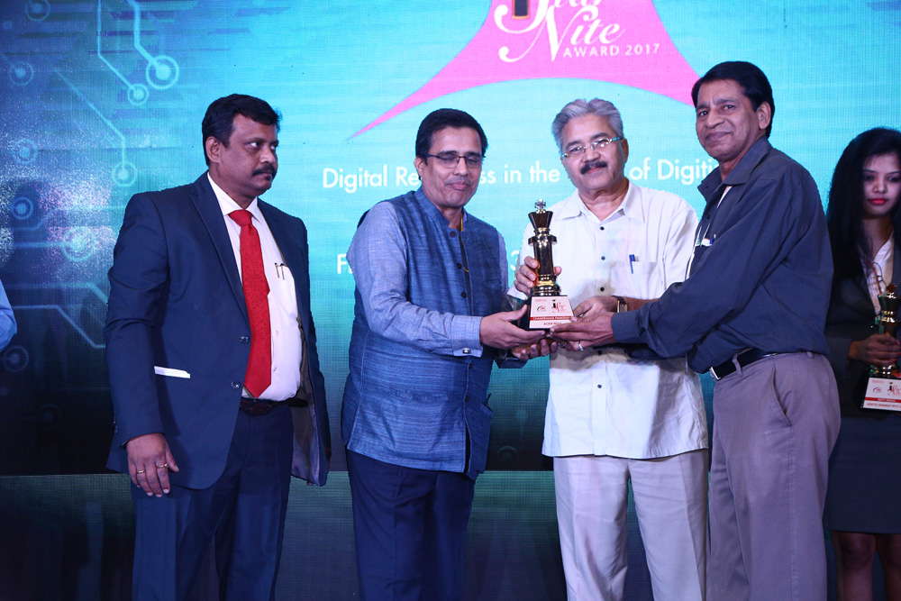 CHANDRAHAS PANIGRAHI,CMO & CONSUMER BUSINESS HEAD-ACER INDIA is recognised with CMO leadership award 2017 being presented by Vinit Goenka, Member-IT T