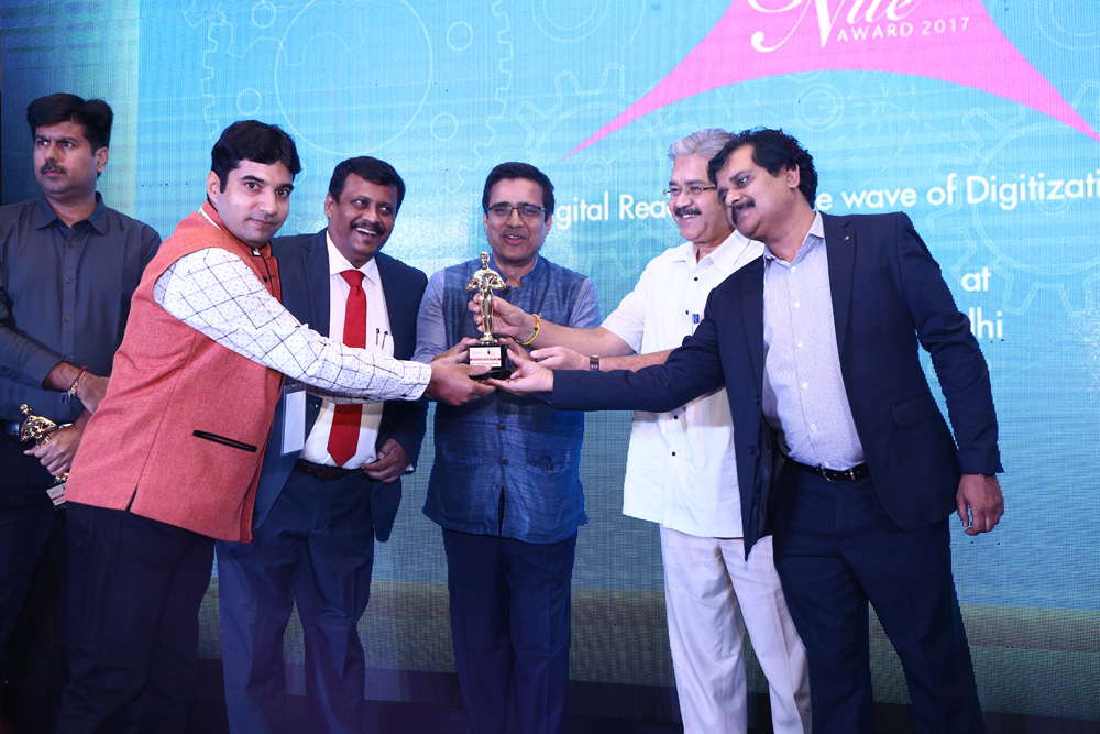 ASHTECH INFOTECH  is awarded as the BEST SYSTEM INTEGRATOR-MUMBAI is being awarded by Vinit Goenka, Member-IT Taskforce, Ministries of Shipping, Road 