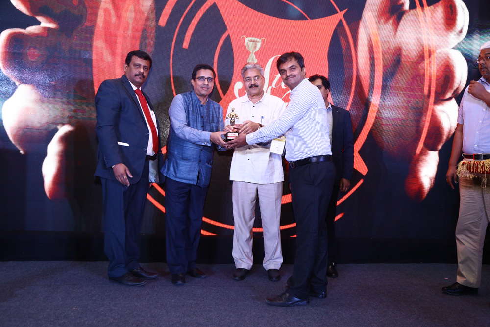 UNITED COMPUTERS is awarded as the BEST RESELLER- BANGALURU  is being awarded by Vinit Goenka, Member-IT Taskforce, Ministries of Shipping, Road Trans