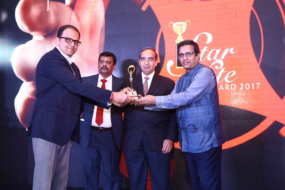 ORACLE INDIA receiving the award for BEST BUSINESS APPLICATION SOLUTION COMPANY from Mr. Vipin Tyagi, Executive Director – C-DOT, Mr. Vinit Goenka, Me