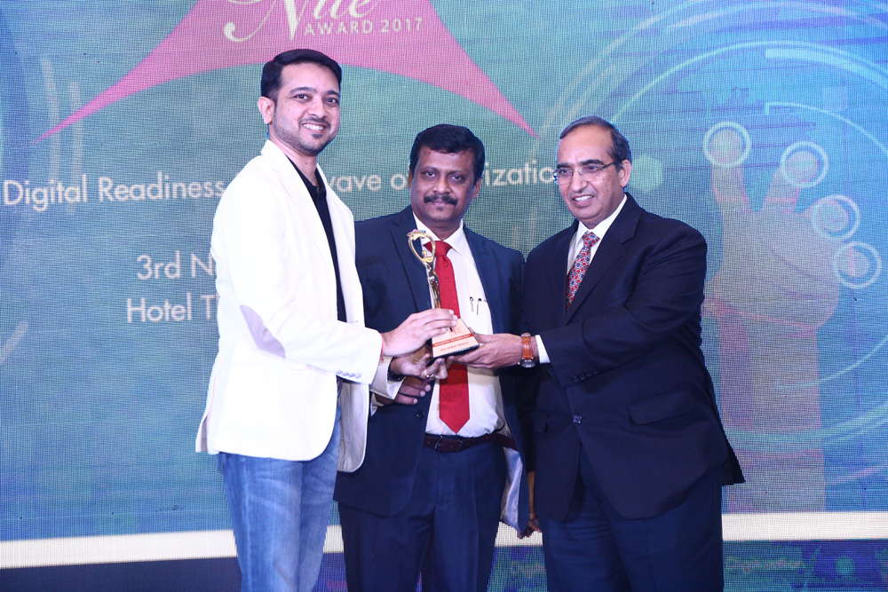 KINGSTON TECHNOLOGY receiving the award for BEST MEMORY MODULE from Mr. Vipin Tyagi, Executive Director – C-DOT and Mr. Deepak Sahu, Publisher & Group