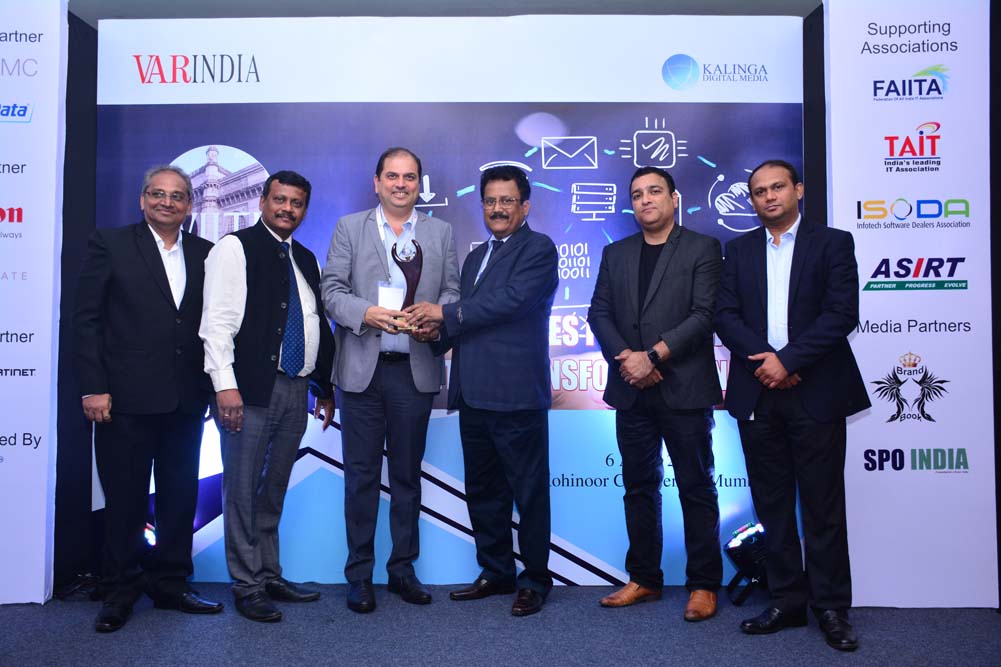 Magnamious Systems Pvt. Ltd. receives the award for Best Network Integrator from Mr. Sameer Bhatia, Country Manager, India & SAARC- Seagate Technology