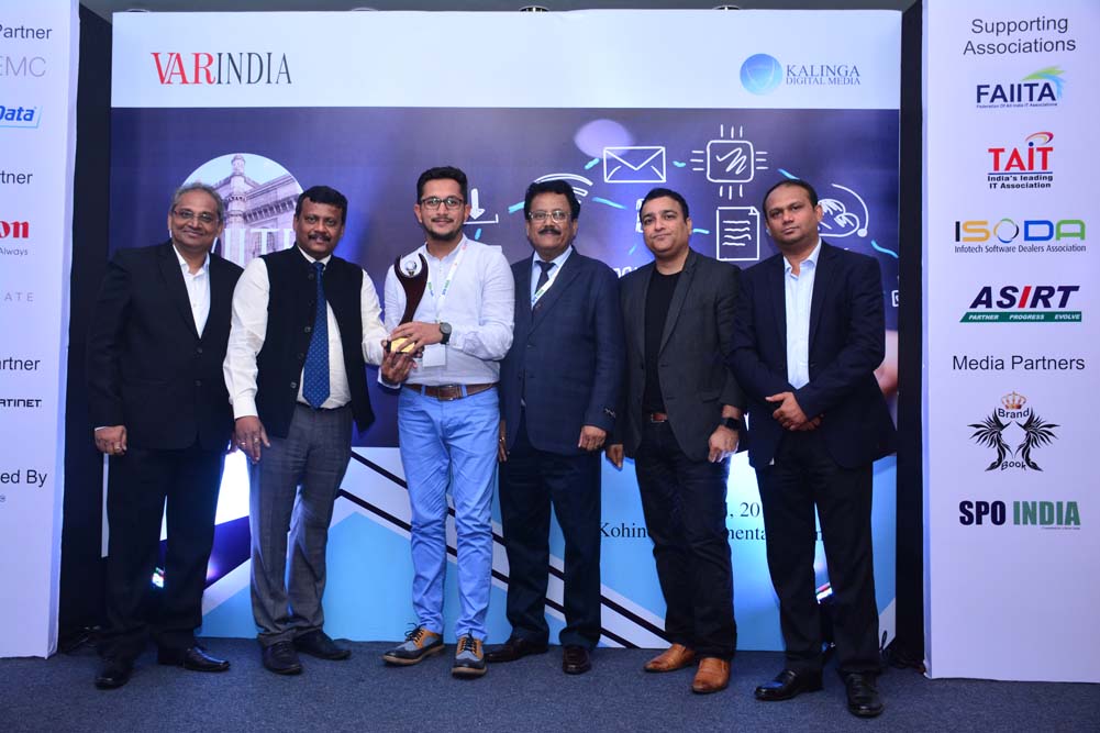 Shivami Cloud Services receives the award for Best Cloud solution Partner from Mr. Sameer Bhatia, Country Manager, India & SAARC- Seagate Technology; 