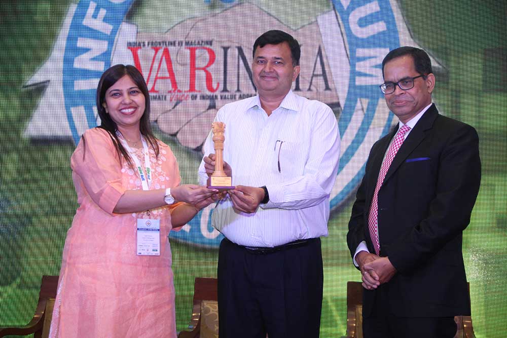 Jyoti Chopra, Director - IT, Glaze, receives the Eminent CIO of India 2018 award from Mr. S.N Tripathi, Secretary-Ministry of Parliamentary Affairs- G