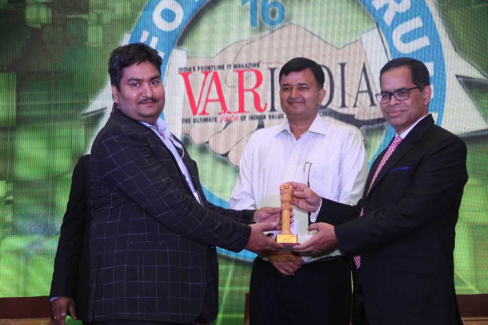 Manish Gaur, Head, IT- Patanjali Group receives the Eminent CIO of India 2018 award from Mr. S.N Tripathi, Secretary-Ministry of Parliamentary Affairs