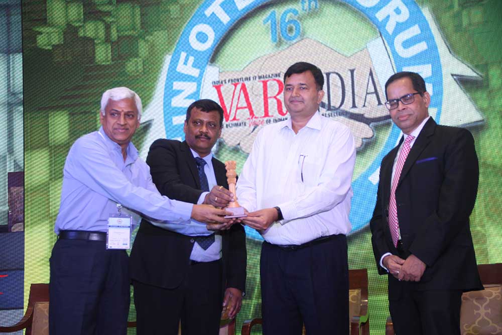 V Ranganathan Iyer, CIO, A leading conglomerate receives the Eminent CIO of India 2018 award from Mr. S.N Tripathi, Secretary-Ministry of Parliamentar