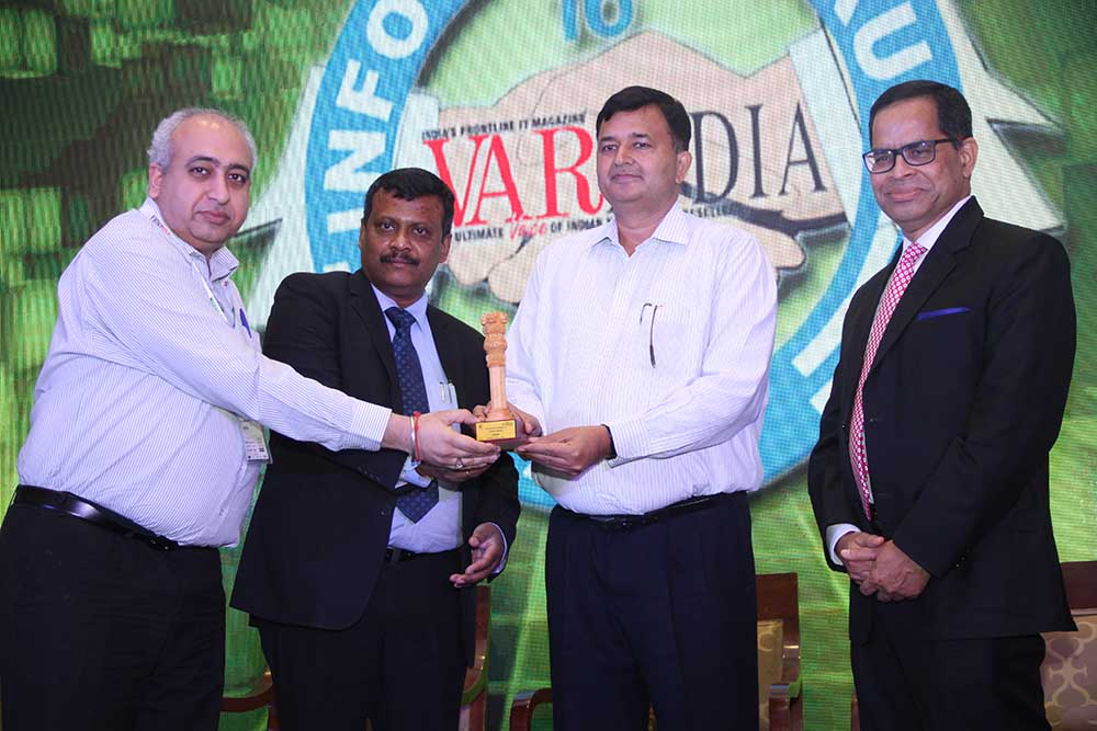 Vivek Ahuja, Head - IT - India, IDEMIA receives the Eminent CIO of India 2018 award from Mr. S.N Tripathi, Secretary-Ministry of Parliamentary Affairs