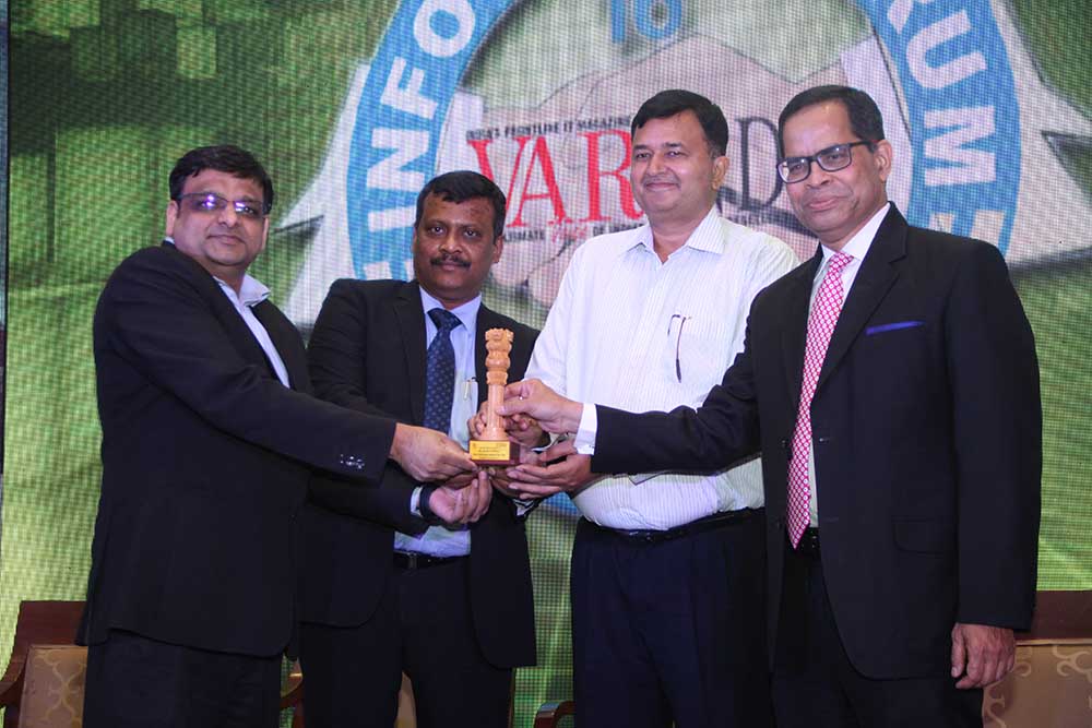 Dr. Rajeev Papneja, EVP & COO, ESDS Software Solution Pvt. Ltd. receives the Eminent CIO of India 2018 award from Mr. S.N Tripathi, Secretary-Ministry