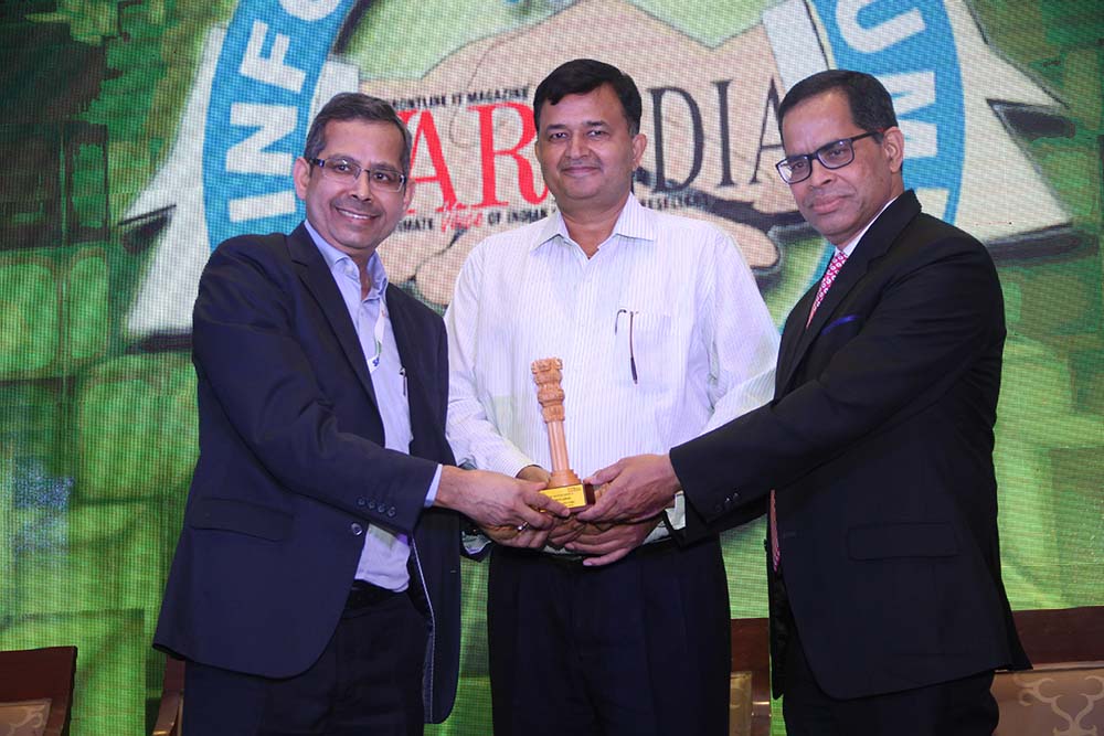 Suresh Kumar, Partner & CIO, Grant Thornton receives the Eminent CIO of India 2018 award from Mr. S.N Tripathi, Secretary-Ministry of Parliamentary Af