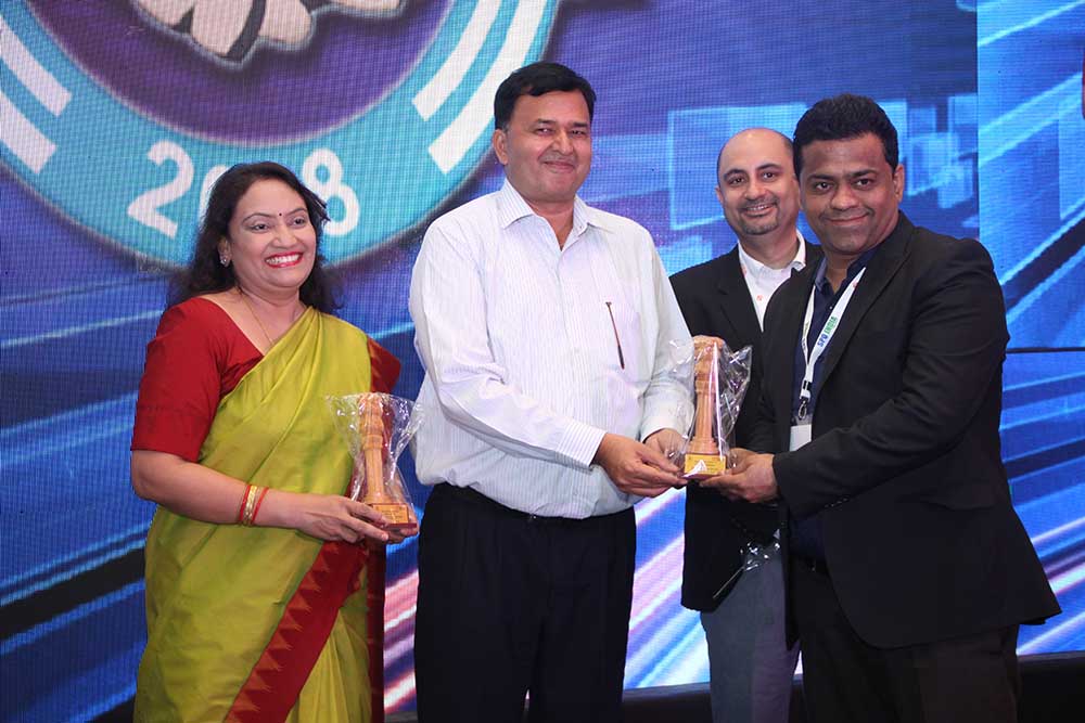Ravinder Arora, Head, Information Security- IRIS Software receives the Eminent CIO of India 2018 award from S Mohini Ratna, Editor-VARINDIA at 16th IT