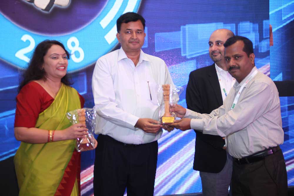 Pramod Kumar Mohapatra, Commissioner(Systems), Delhi Development Authority receives the Eminent CIO of India 2018 award from Mr. S.N Tripathi, Secreta