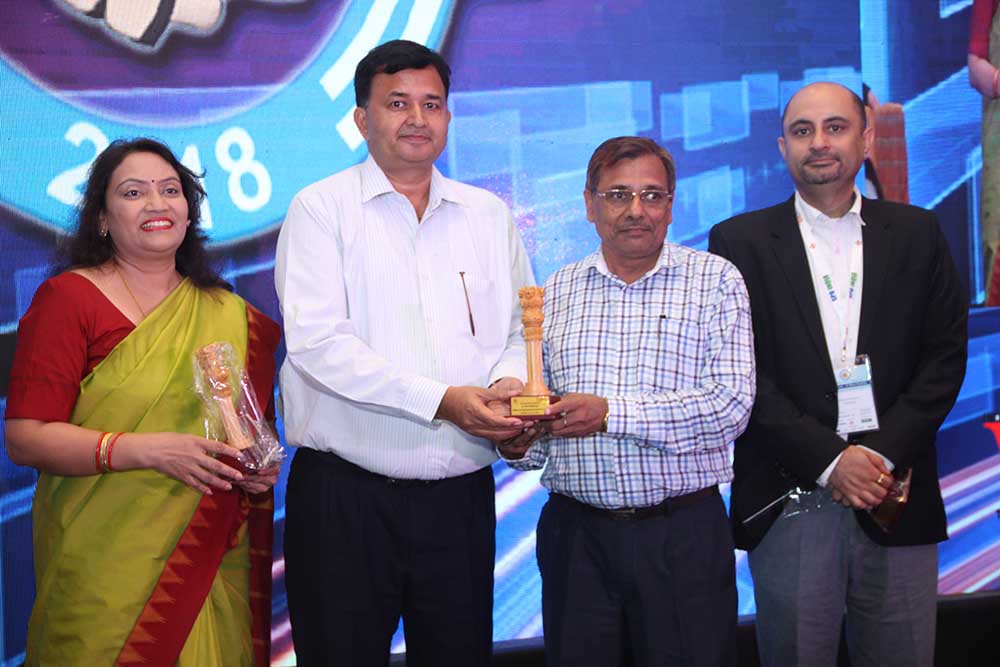 Virendra Bansal, Group CIO, SAR Group receives the Eminent CIO of India 2018 award from Mr. S.N Tripathi, Secretary-Ministry of Parliamentary Affairs-