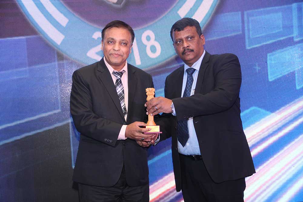 Anand Ruhela, Head - IT, Kwality Limited receives the Eminent CIO of India 2018 award from Dr. Deepak Kumar Sahu, Publisher, VARINDIA at 16th IT FORUM