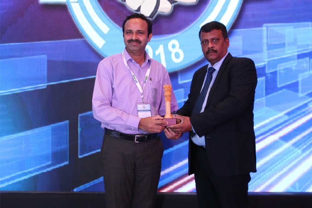 Badar Afaq, Head Information Technology, Antara Senior Living receives the Eminent CIO of India 2018 award from Dr. Deepak Kumar Sahu, Publisher, VARI