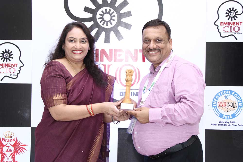 Parveen Kumar Sharma, CTO & Consultant - IT, The Institute of Chartered Accountants of India receives the Eminent CIO of India 2018 award from S Mohin