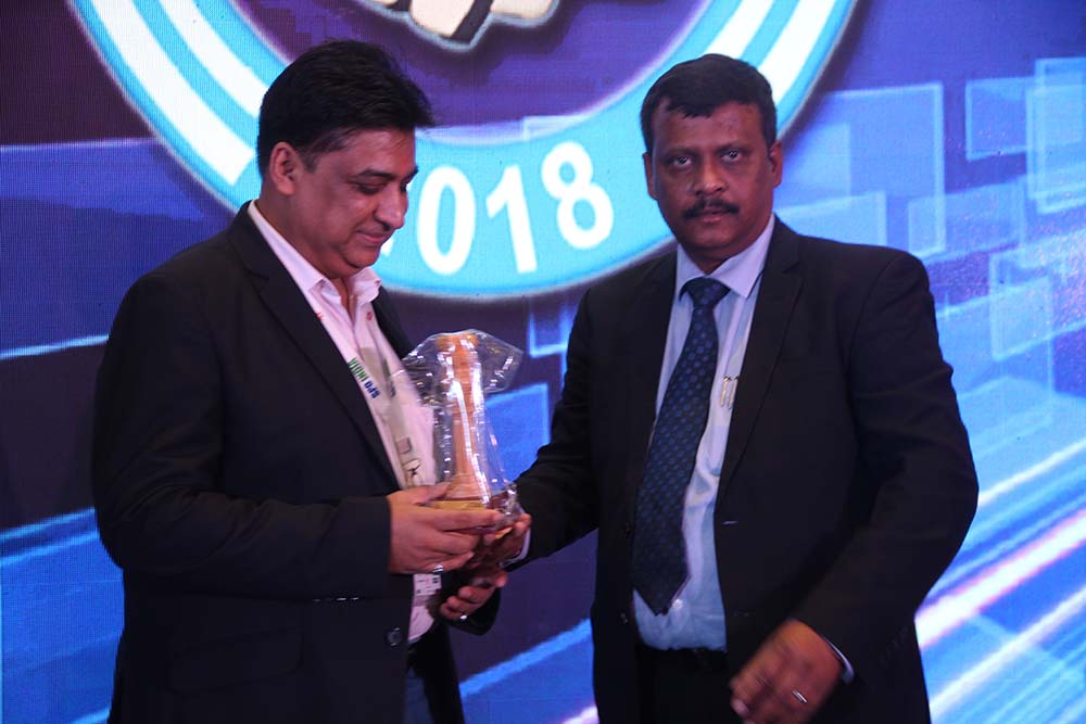 Rajeev Gupta, Group CIO, Airone Aviation Group receives the Eminent CIO of India 2018 award from Dr. Deepak Kumar Sahu, Publisher, VARINDIA at 16th IT