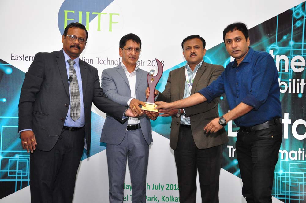 Balaji Solutions Pvt. Ltd. (For the brand FOXIN) receives Emerging Brand award from Deepak Kumar Sahu, Chief Editor, VARINDIA; Ranjit Metrani, VP Sale