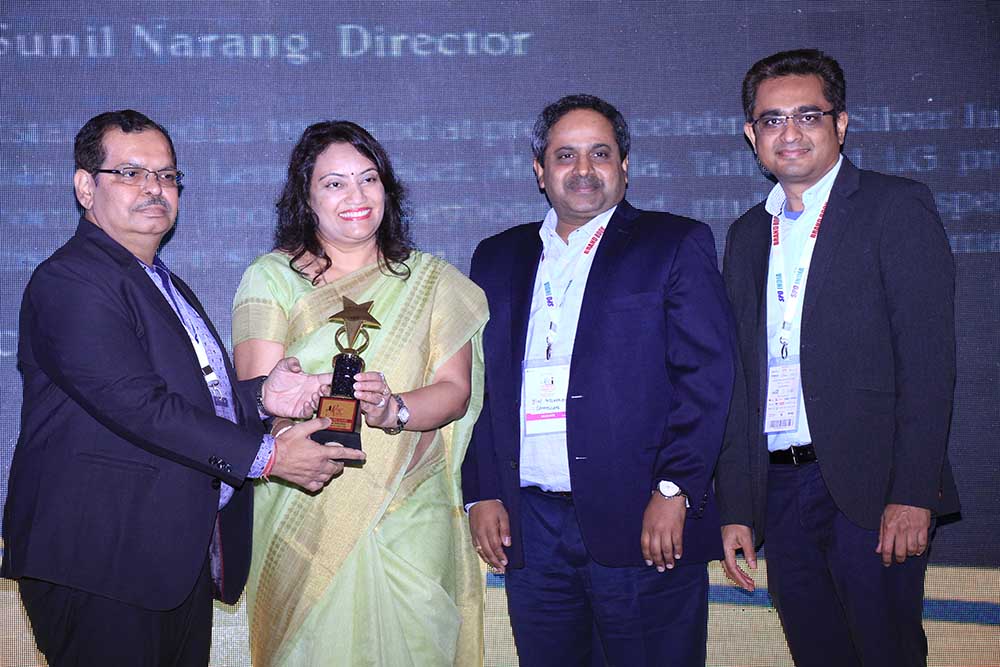 Elcom Trading Company receiving the award for the Best Sub Distributor at VAR Symposium - 17th Star Nite Awards 2018
