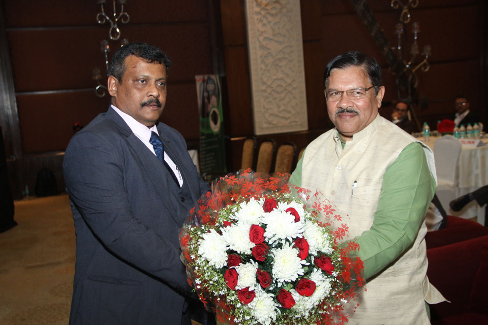 Deepak Kumar Sahu, Publisher, VARIndia welcoming Shri.  Shyam Jaju, National Vice President, BJP at 17th Star Nite Awards 2018