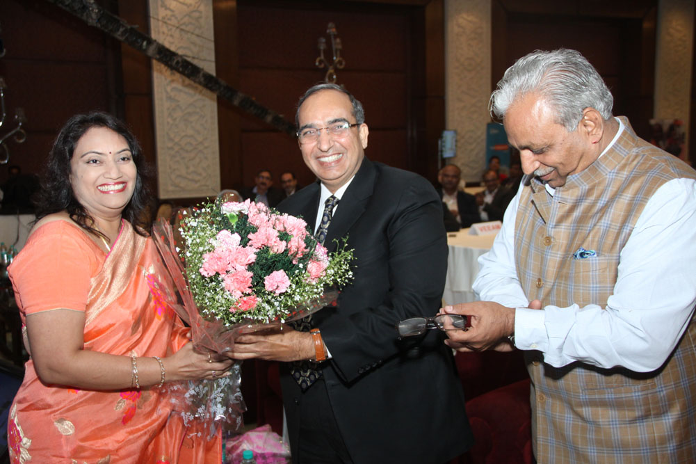 Ms. S Mohini Ratna, Editor, VARIndia welcoming Mr. Vipin Tyagi, Executive Director- C Dot at 17th Star Nite Awards 2018