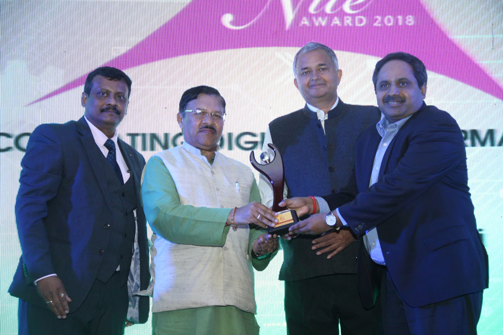 CommScope Solutions receiving the award of Best Structure Cabling Company at 17th Star Nite Awards 2018