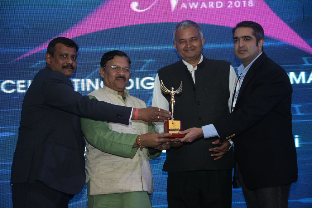 Mr. Gautam Khurana, Regional Sales Head (SMB Business) North India at Lenovo India receiving the Best CMO Award on behalf of Sriram Gopalaswamy at 17t