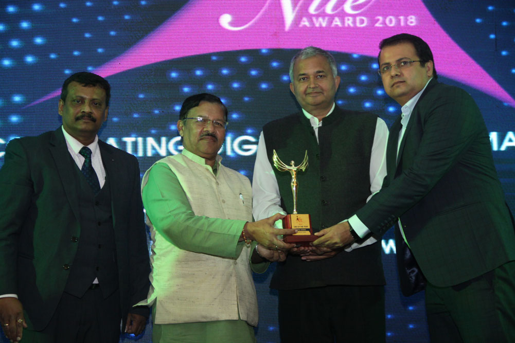 Nikhil Sharma from VEEAM Software receiving the Best CMO Award at 17th Star Nite Awards 2018.