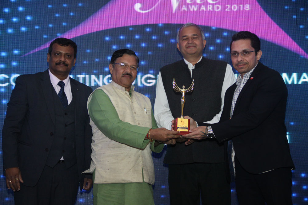 Vijayant Khattry from Barco Electronic Systems receiving the Best CMO Award at 17th Star Nite Awards 2018.