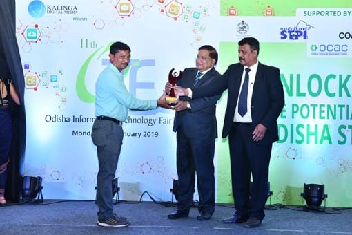Mr. Sunil Kumar Sahu receives the award as the Best Converged Infrastructure Company on behalf of CISCO at 11th OITF 2019