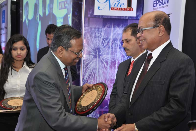 asoke-laha-receiving-technology-evangelist-award-from-sri-n-ravi-shankerias-addl-secy-dot--adminstrator-usof-mc-it-goi_11167514503_o