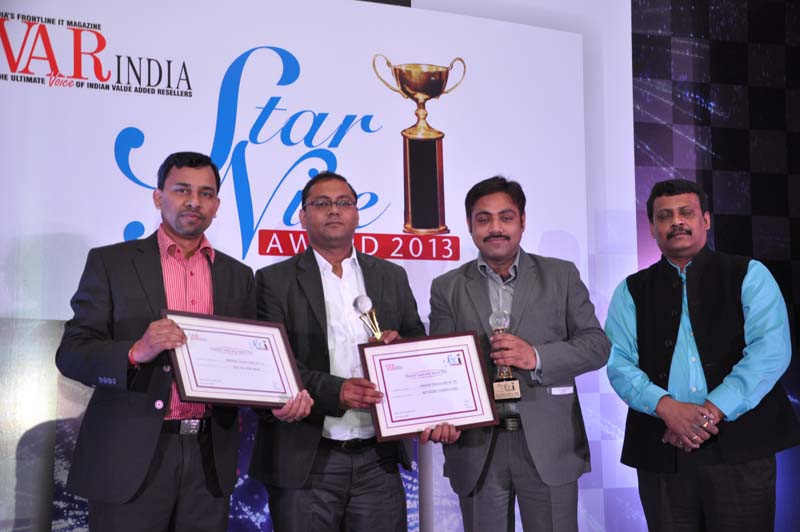 cyberoam-technology-receives-award-as-the-best-security-company-in-india-and-best-utm--indian-brand-from-mr-deepak-kumar-sahu-chief-editor-var-india_1