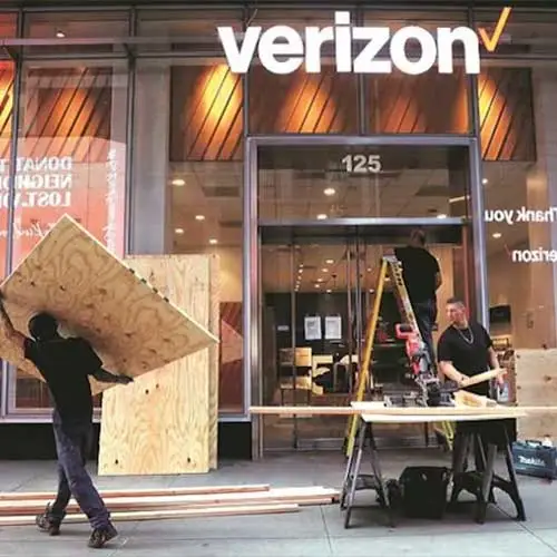 Verizon to buy Frontier Communications for $20 billion