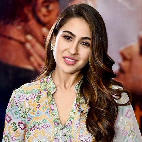 A fan discomforted Sara Ali Khan by kissing on her hand