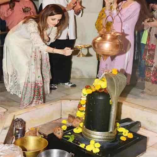 Hrithik with ex-wife Sussanne Khan performs Shiv Puja