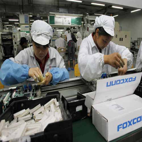 Foxconn to add 2 lakh more people for iPhone 13 production